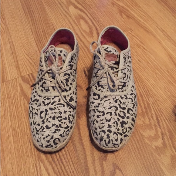 Toms leopard print shoes