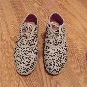 Toms leopard print shoes