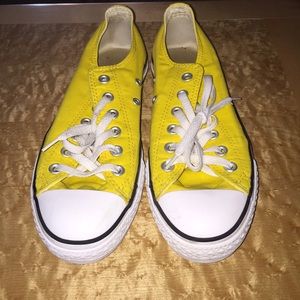 Women's short yellow converse