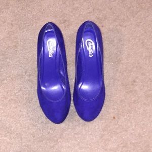 Blue platform pumps