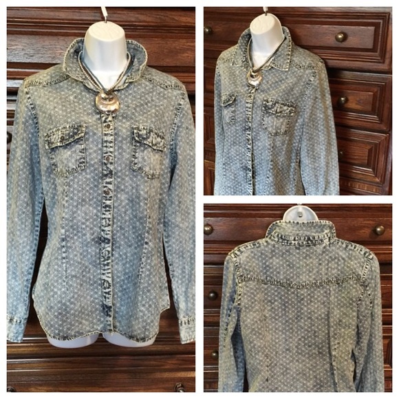 Unique Print button up Top - Picture 2 of 2