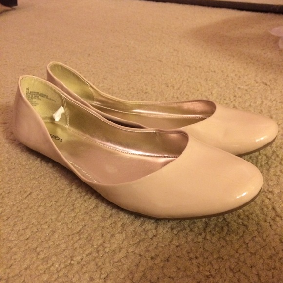 Nude ballet flats