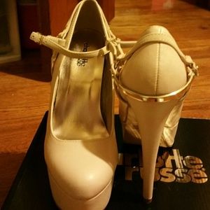 Nude pumps