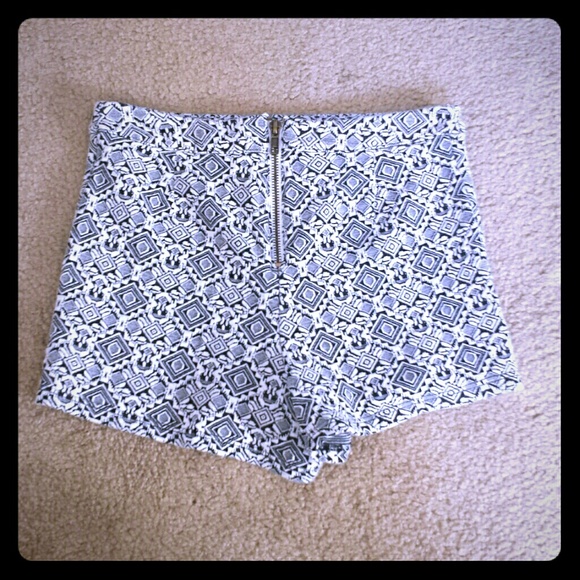 🌹Cute Black and White High Waisted Shorts🌹