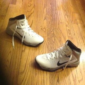 WOMEN'S HYPER-QUICKNESS BASKETBALL SIZE 10.5