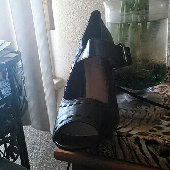 Shoes - Picture 2 of 4