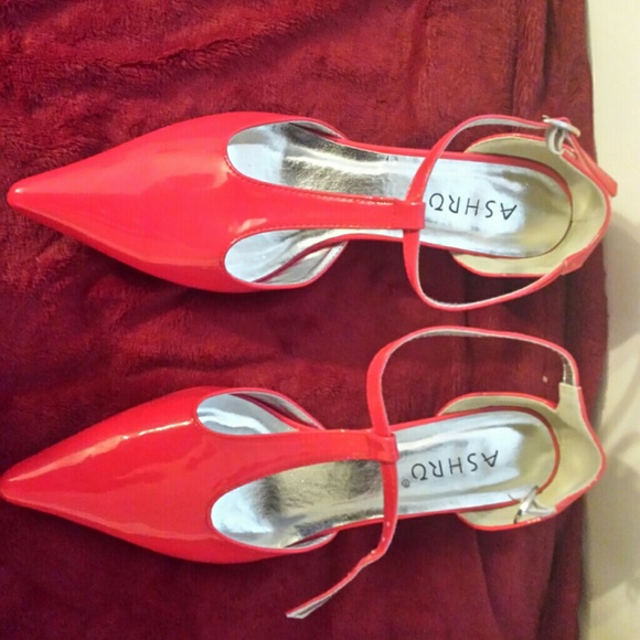 Brand New !!!Hot red shoe with  mini heel