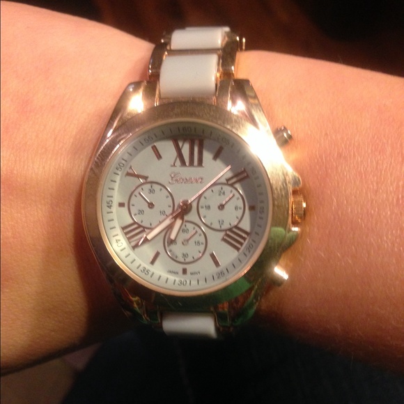 Watch! - Picture 2 of 4