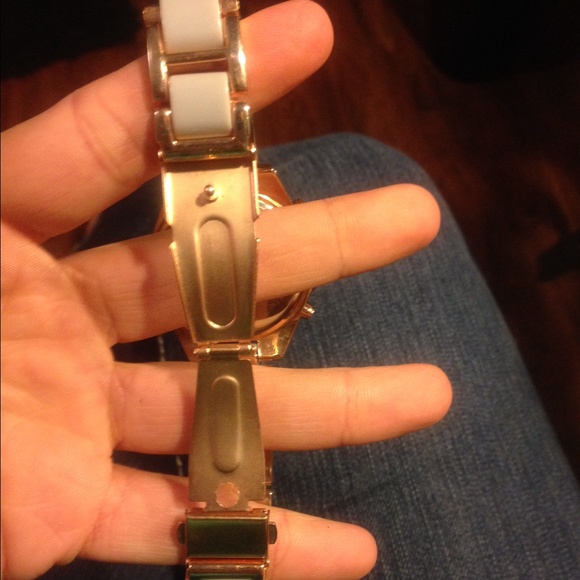 Watch! - Picture 4 of 4