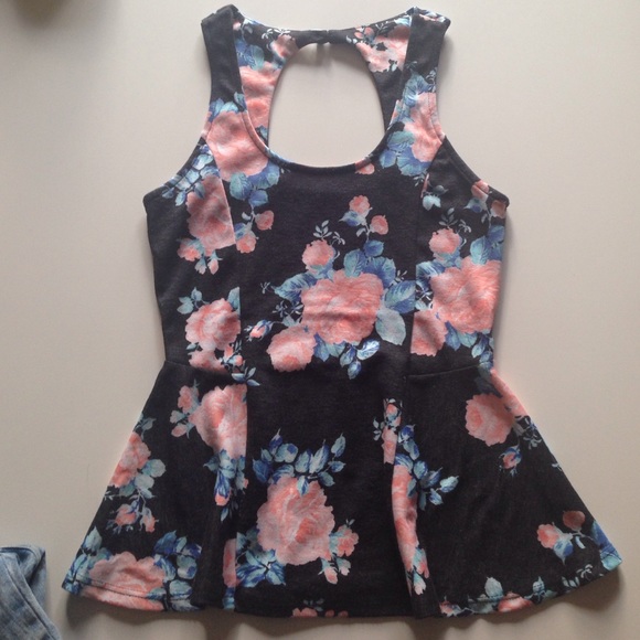 Floral top with cutout back - Picture 2 of 3