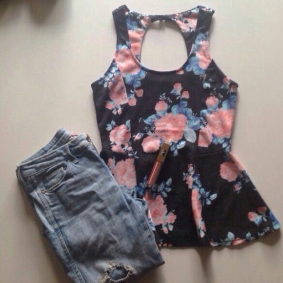 Floral top with cutout back - Picture 3 of 3