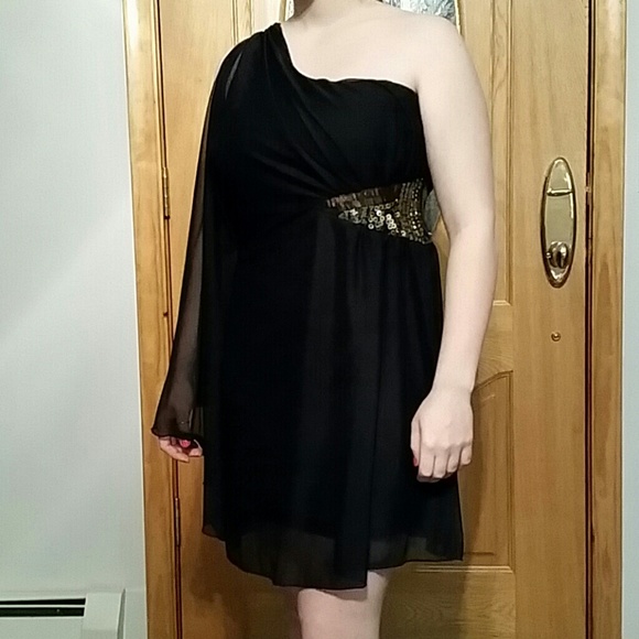 Beautiful little black dress!