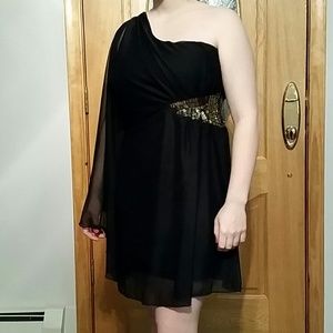 Beautiful little black dress!