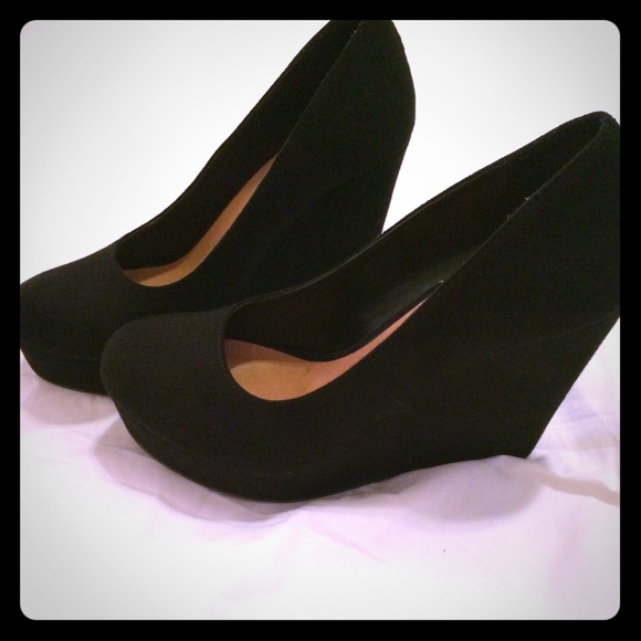 Black Wedges size 8.
