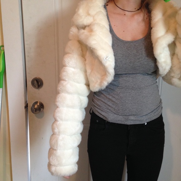 white furry cropped jacket 💟