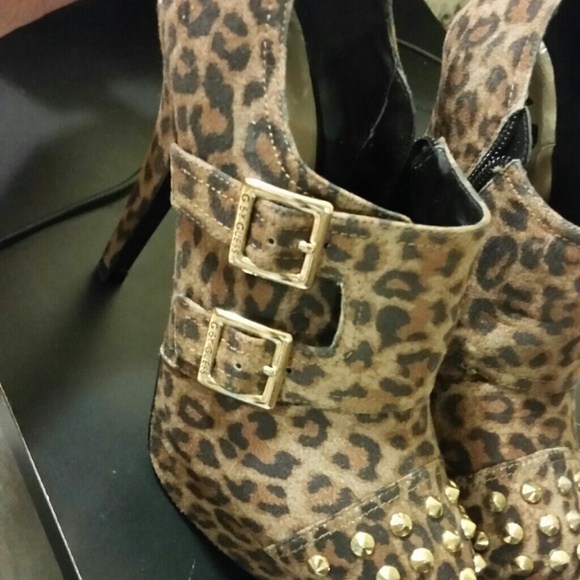Guess heels size 6 leopard