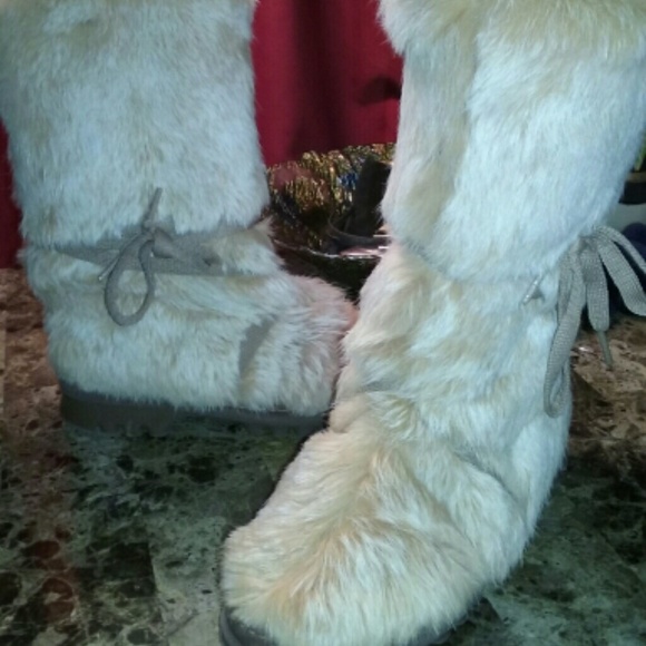 bebe Shoes - Flash $ale! BEBE APRES Cream Fur Boots 5