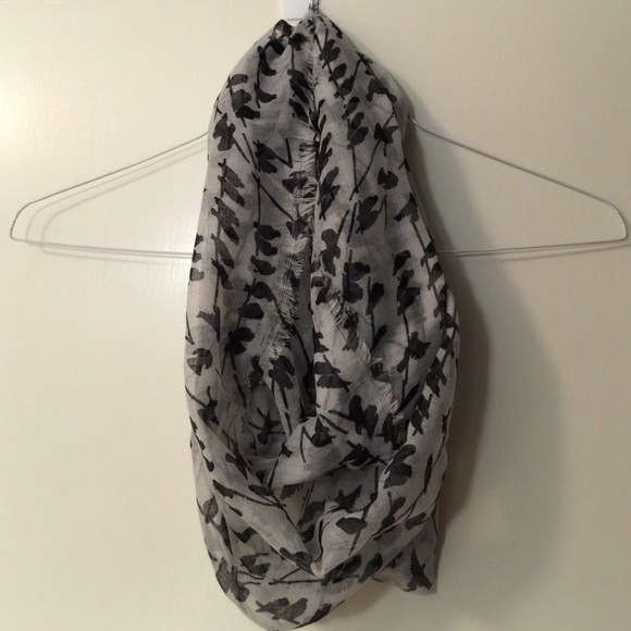 New white & black lightweight birds scarf.