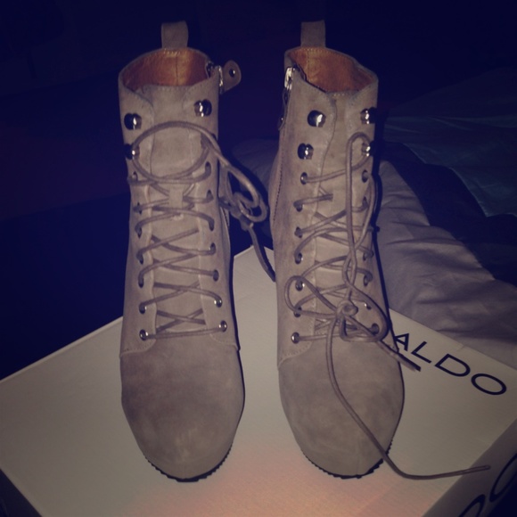 🆕Aldo suede grey/taupe booties🆕