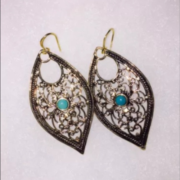 Dangling gold earrings