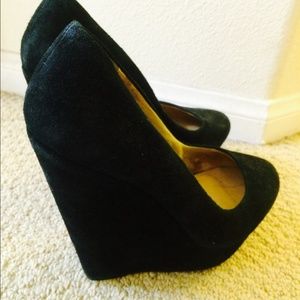 Aldo Suede Black Wedge - Makes ur legs look long💃