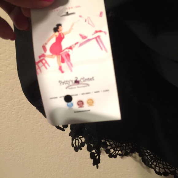 🎌BUNDLED🎌 Black sheer crochet top - Picture 4 of 4