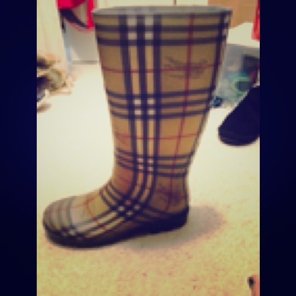 Burberry boots 9 1/2 .