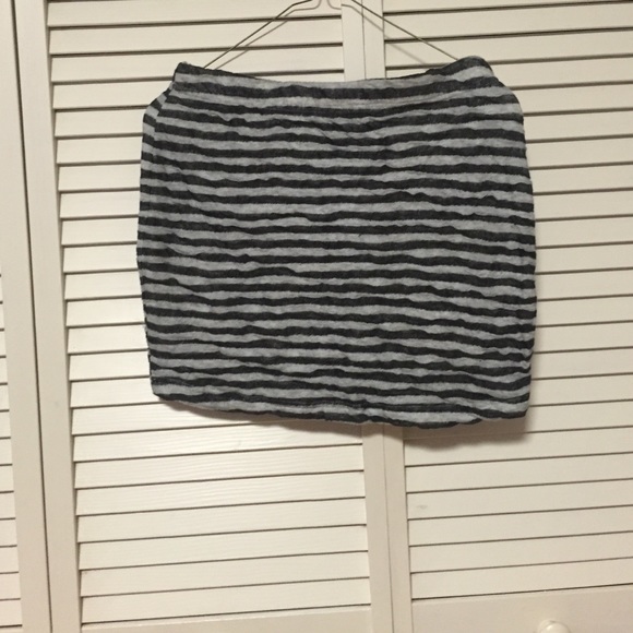 Fitted striped skirt with a ruffled look