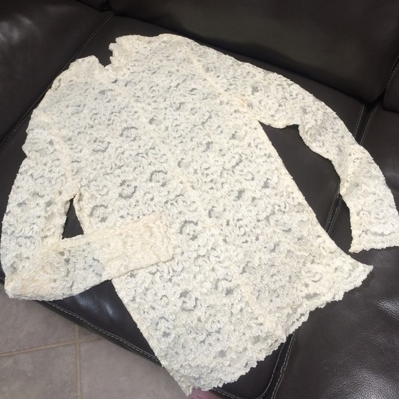 Stretchy lace crew neck top