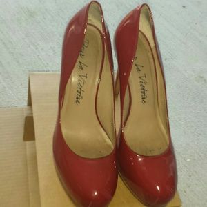 POUR LA VICTOIRE RED PUMPS