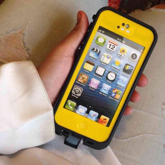 ✨SOLD✨ LAST IPHONE 5c LIFEPROOF - Picture 1 of 3