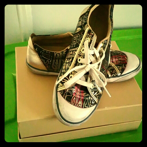 Tennis shoes