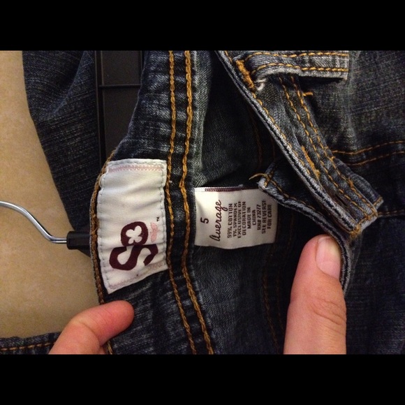 Bundle outfit: shirt, jeans and earrings - Picture 3 of 4