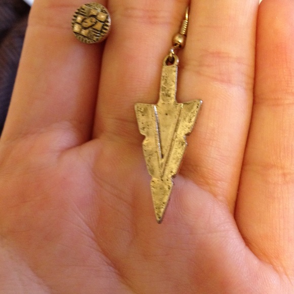 Bundle outfit: shirt, jeans and earrings - Picture 4 of 4