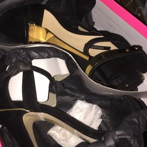 BRAND NEW Forever 21 gold and black heel
