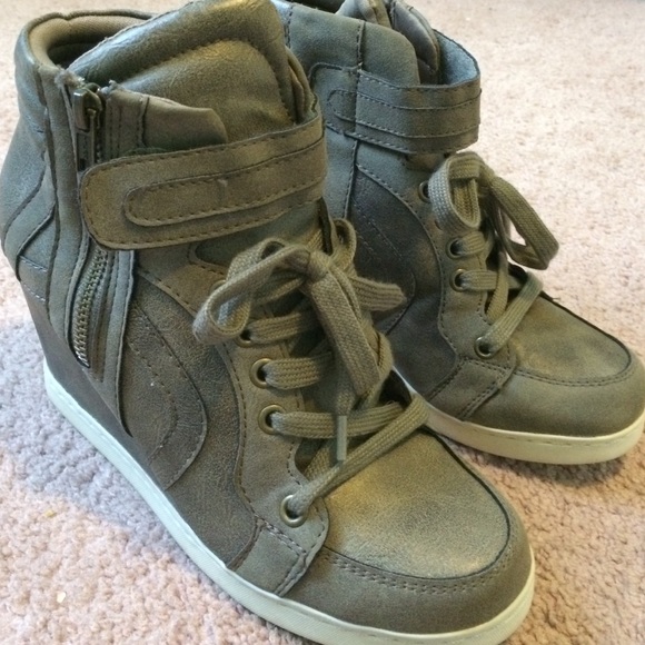 Candie's Sneaker Heel Shoes