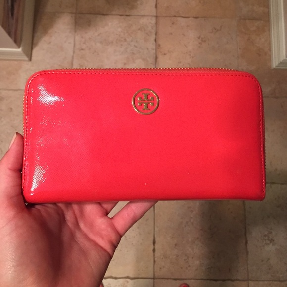 Tory Burch coral wallet - Picture 1 of 4