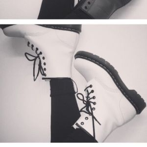 doc martens ( white ) MINT CONDITION
