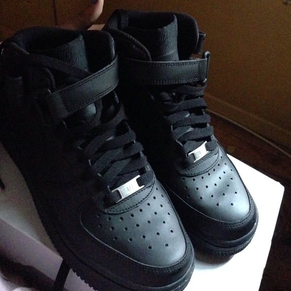 Black Air Force 1 - Picture 3 of 4