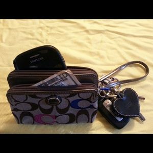 POPPY EMBROIDERED SIGNATURE DOUBLE ZIP WRISTLET