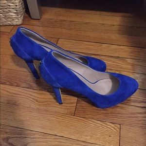 VINCE CAMUTO VC-DEBA platform pump.