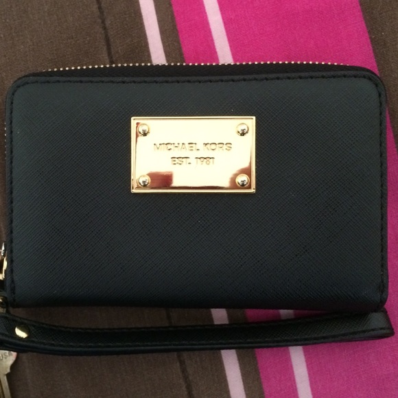 Michael kors wristlet