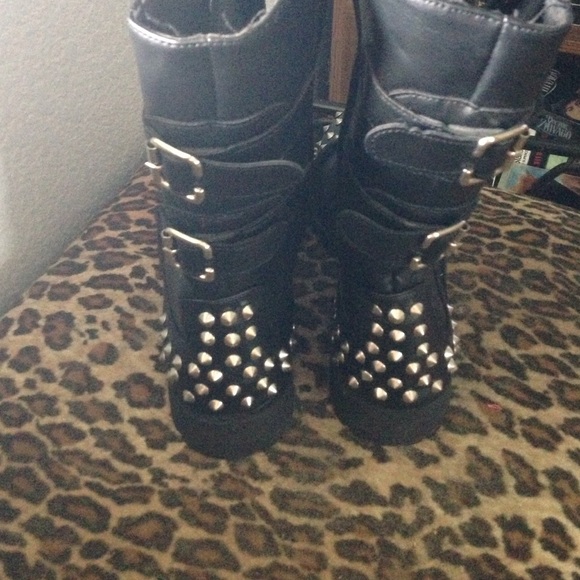 Boots - Picture 3 of 4