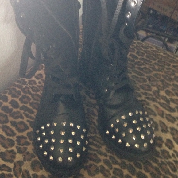 Boots - Picture 4 of 4