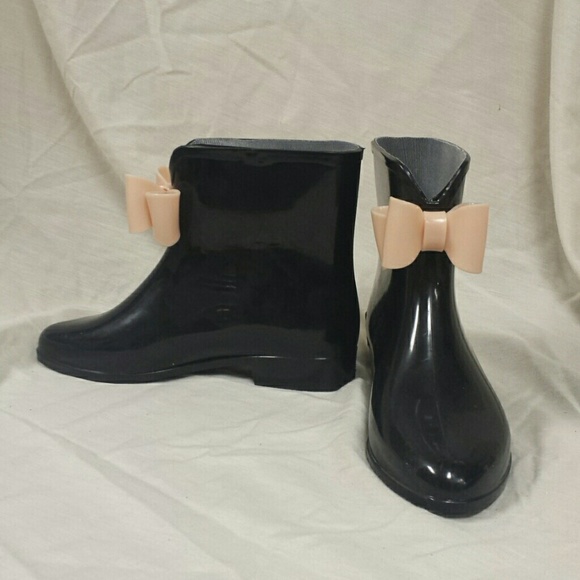 Black bow rubber rain boots