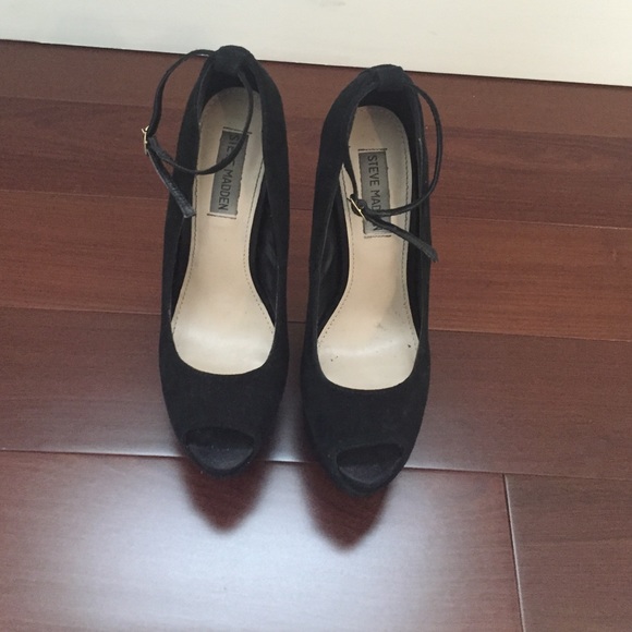 Steve Madden black pumps with strap