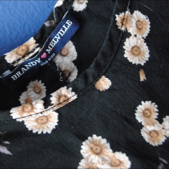 🌺BUNDLED🌺 Brandy Melville crop top - Picture 3 of 3