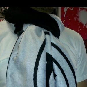 Chanel Shawl/Scarf Gourgeus!