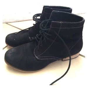 Cute black ankle boots!