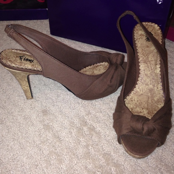 Never worn brown summer heels - Picture 1 of 2